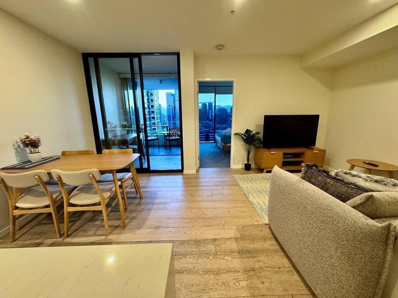 27fl River & Views + Balcony, Pool & Parking - Apartment *