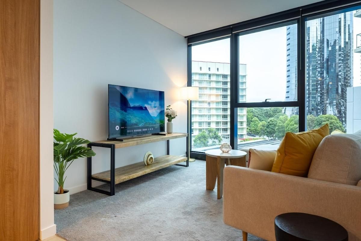 Stylish Skytower Cbd Getaway - Skyline Pool, Gym, Fast Wi-fi, River Walk, Botanical Gardens *