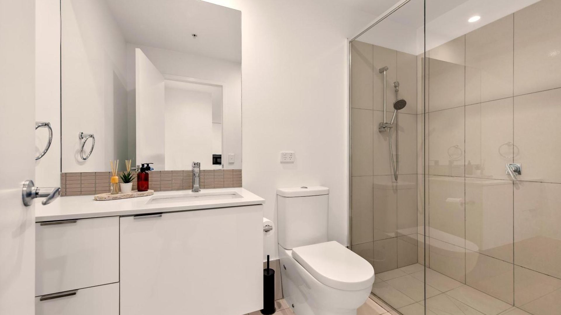 The Plaza |2 Bed • Bright & Comfy • Pool • Parking * Brisbane
