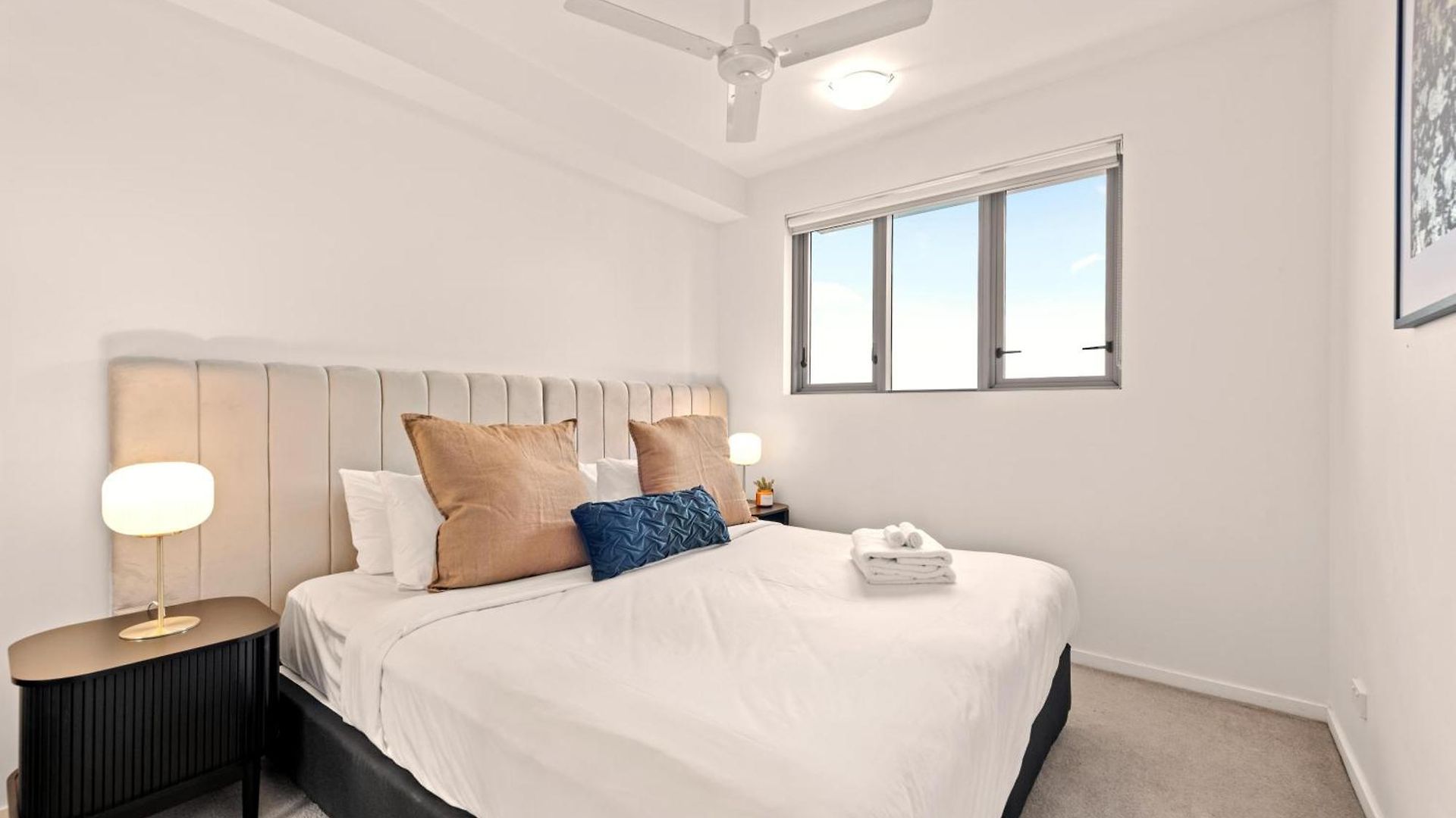 Apartment The Plaza |2 Bed • Bright & Comfy • Pool • Parking *