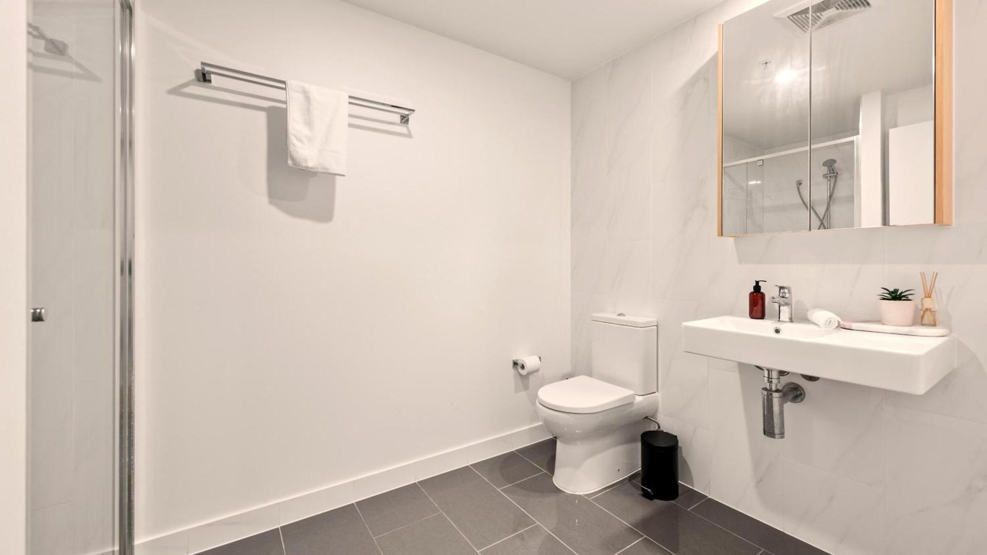 Ivy & Eve - 2br - Pool - Balcony - Parking