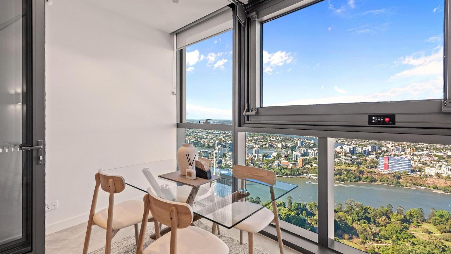 Apartment Queen's Wharf | Skyline Getaway | Pool + Views