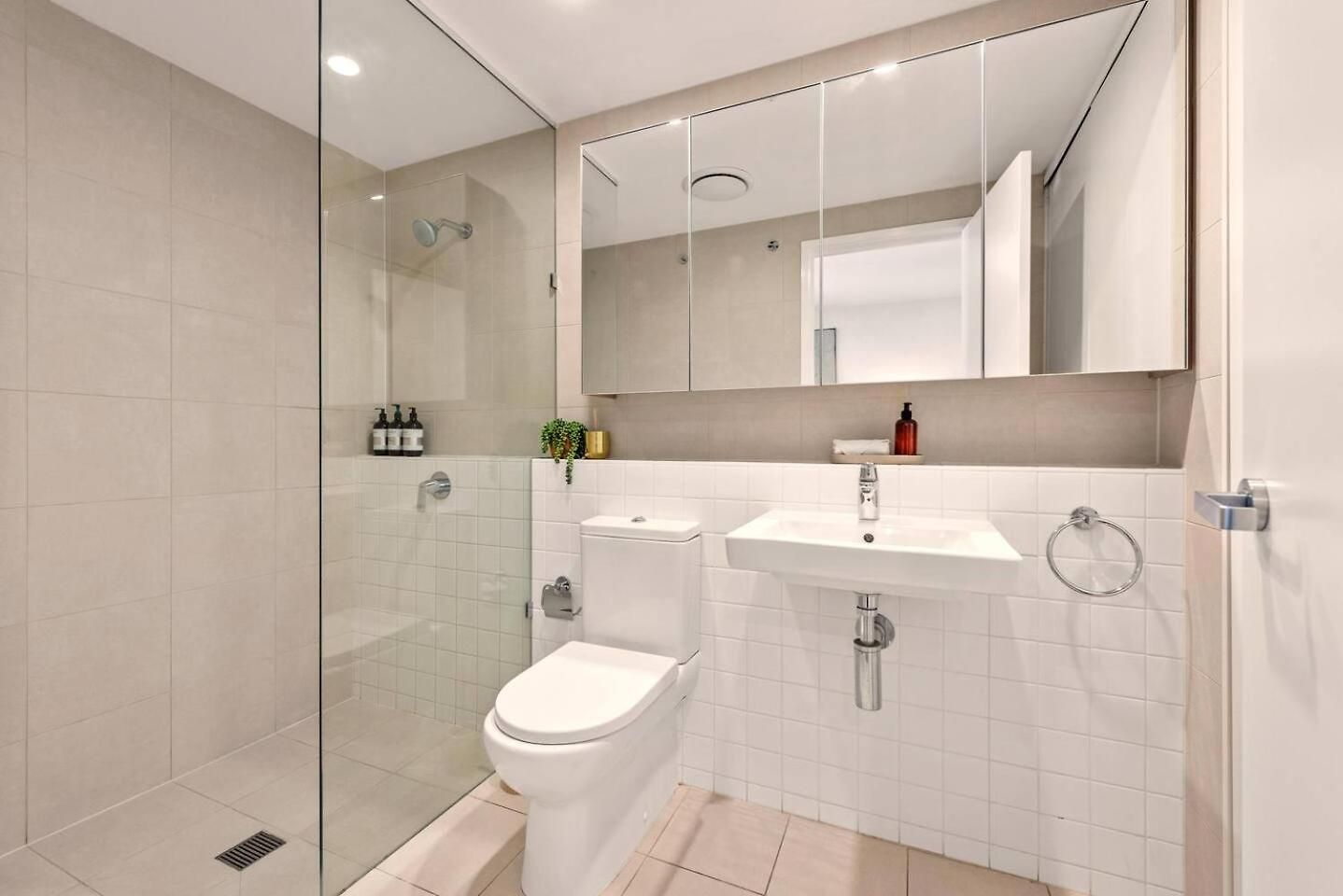 Apartment St Modern 1br Pool Parking *