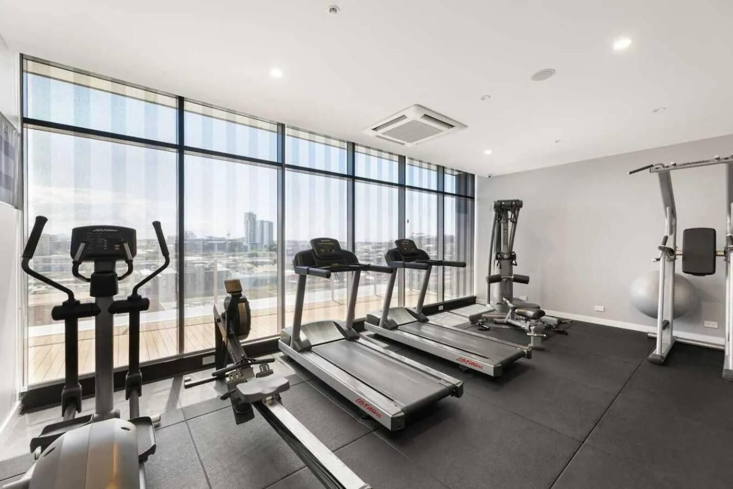 Alex Perry | 2br Escape + Pool, Gym & Free Parking