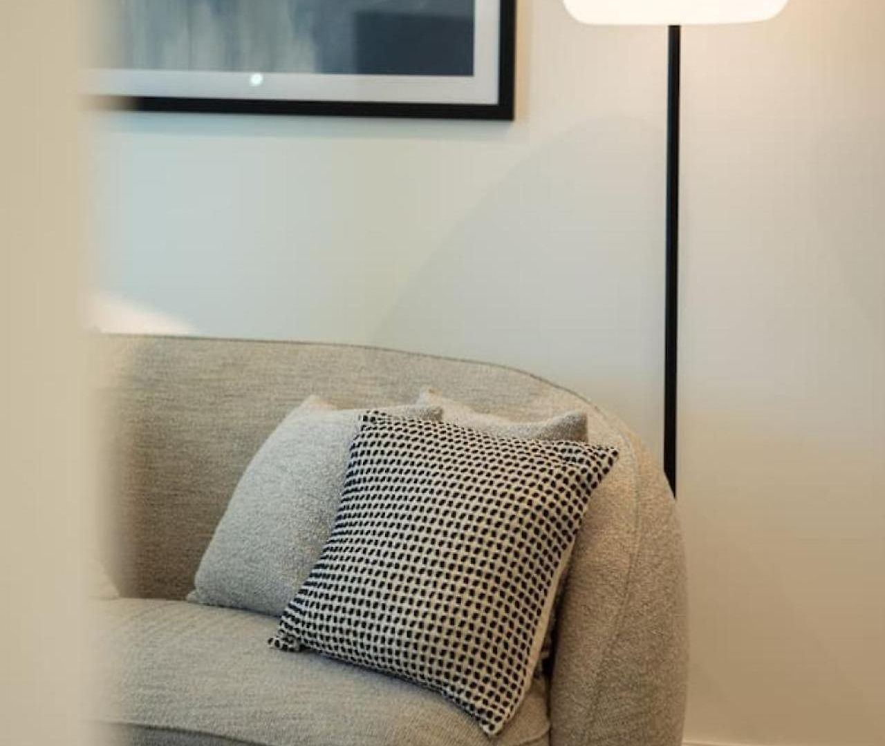 Modern 1 Bedroom Prime Cbd Location