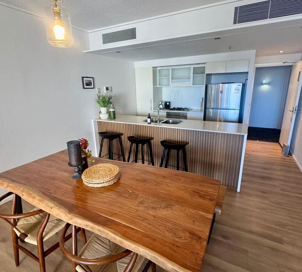 Skyline Escape - 3 Bedroom With River Views Apartment *