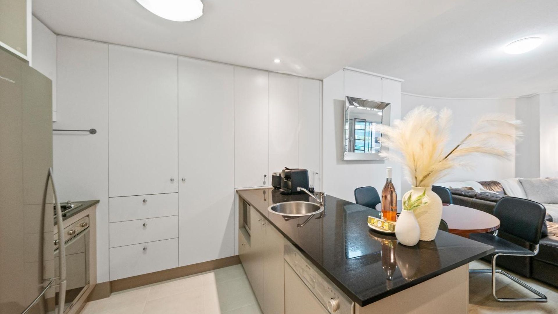 Bridge Views - Sleeps 8 - Cbd - Pool, Gym & Parking Apartment