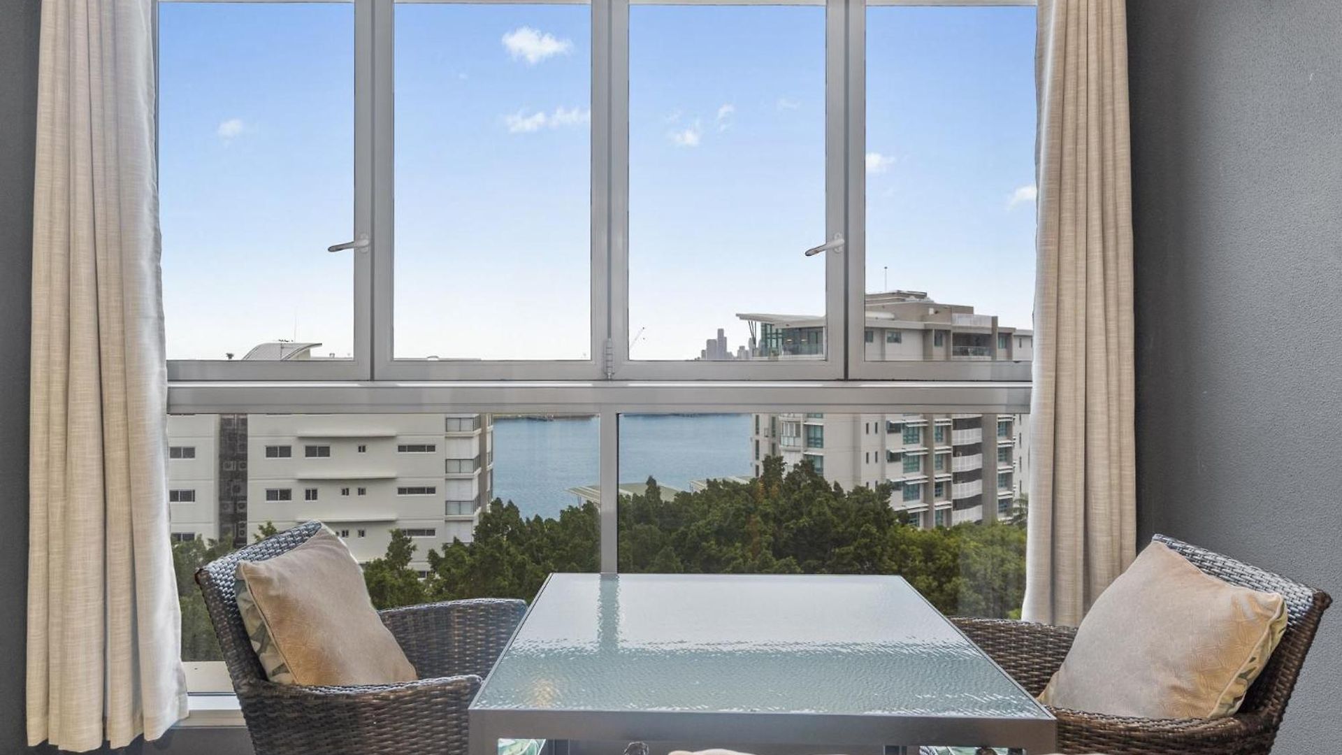 Hamilton Riverview With Balcony & Pool Apartment *
