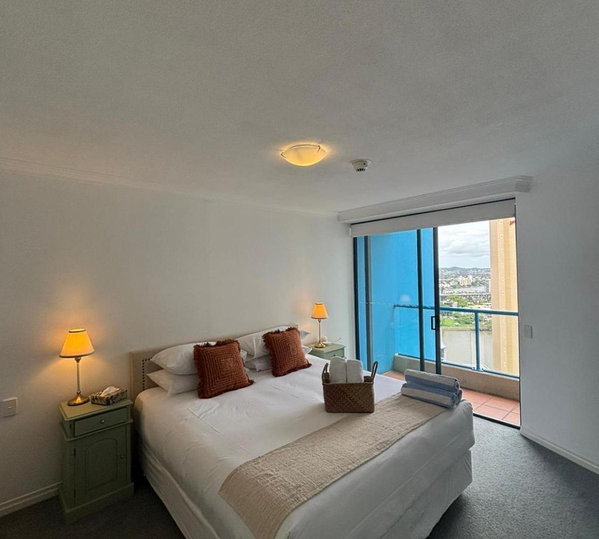 Inviting Family 2br | Cbd | Pool & Gym Brisbane
