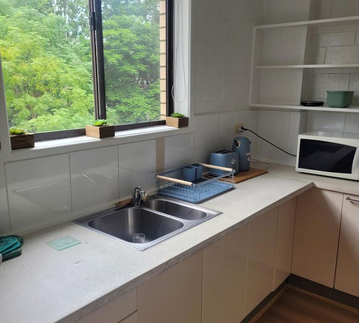 Breezy Entire 2 Bedroom Unit Floor Next To Uq * Brisbane