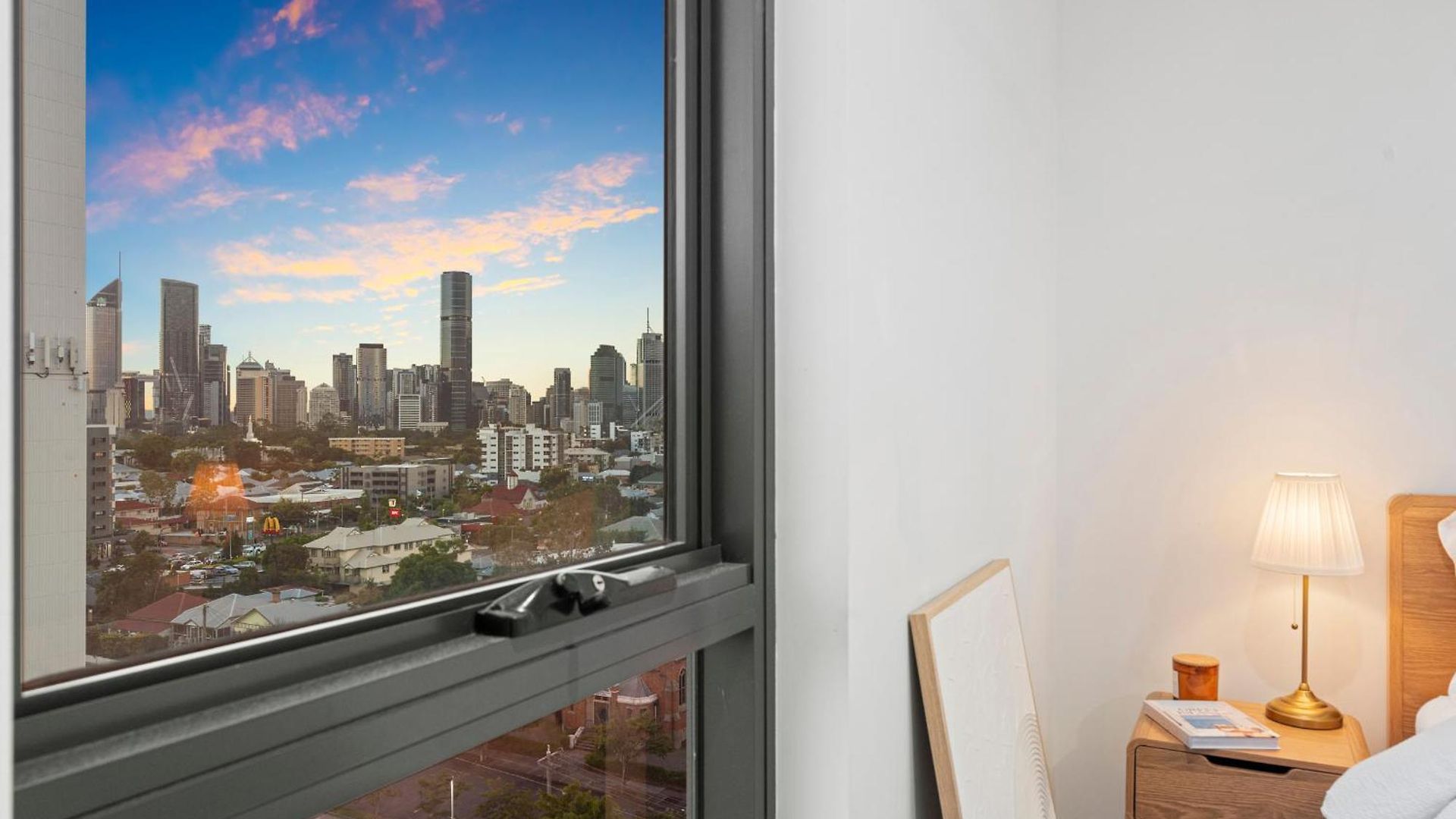 Apartment 12th Floor Stadium View -2br-free Parking-cbd *