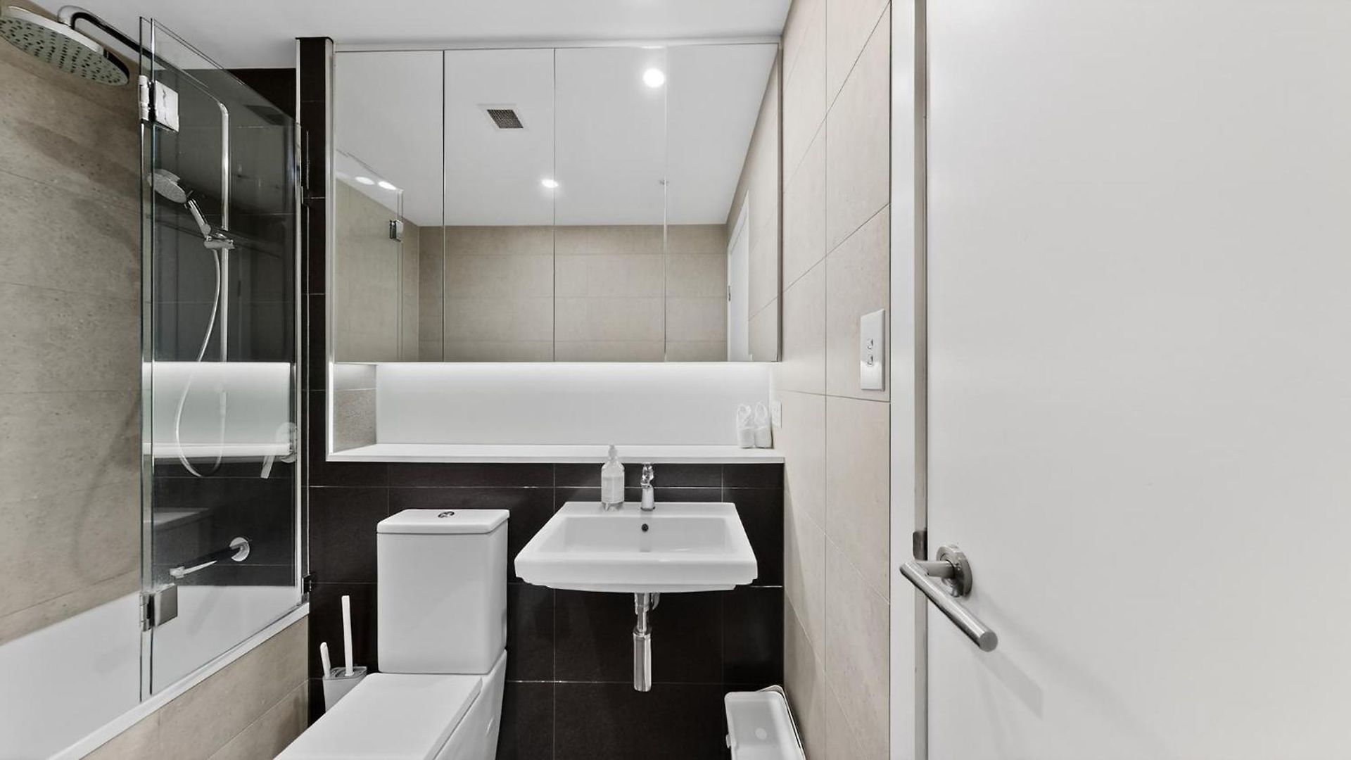 Level 15 Skytower 2br Cbd Retreat Apartment