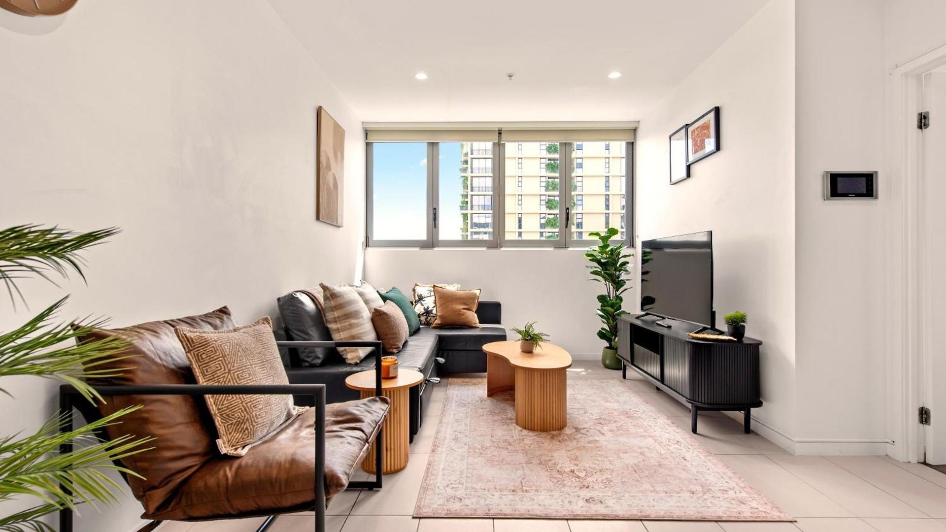 Apartment The Plaza |2 Bed • Bright & Comfy • Pool • Parking *