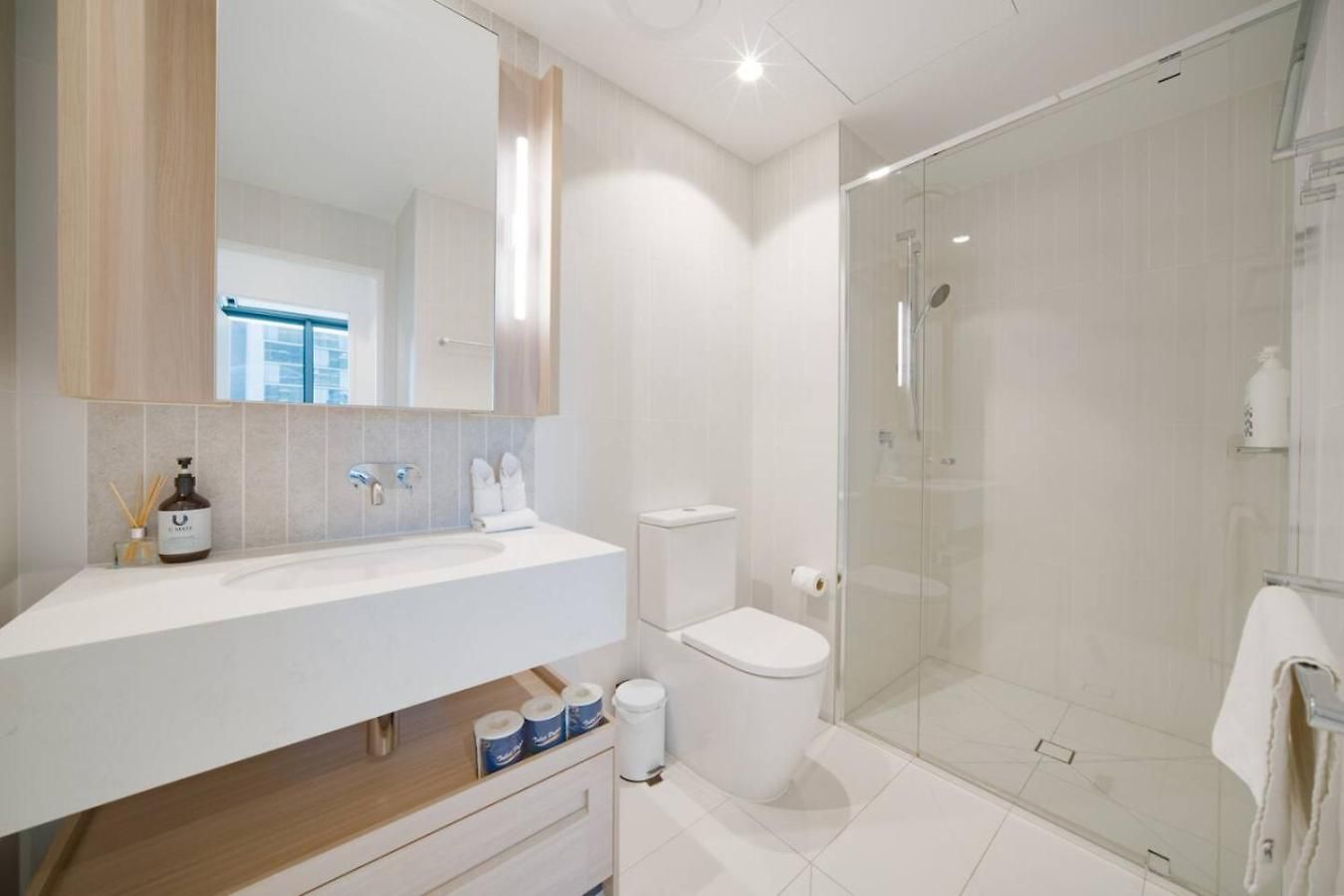 Modern 1 Bedroom Prime Cbd Location Apartment *