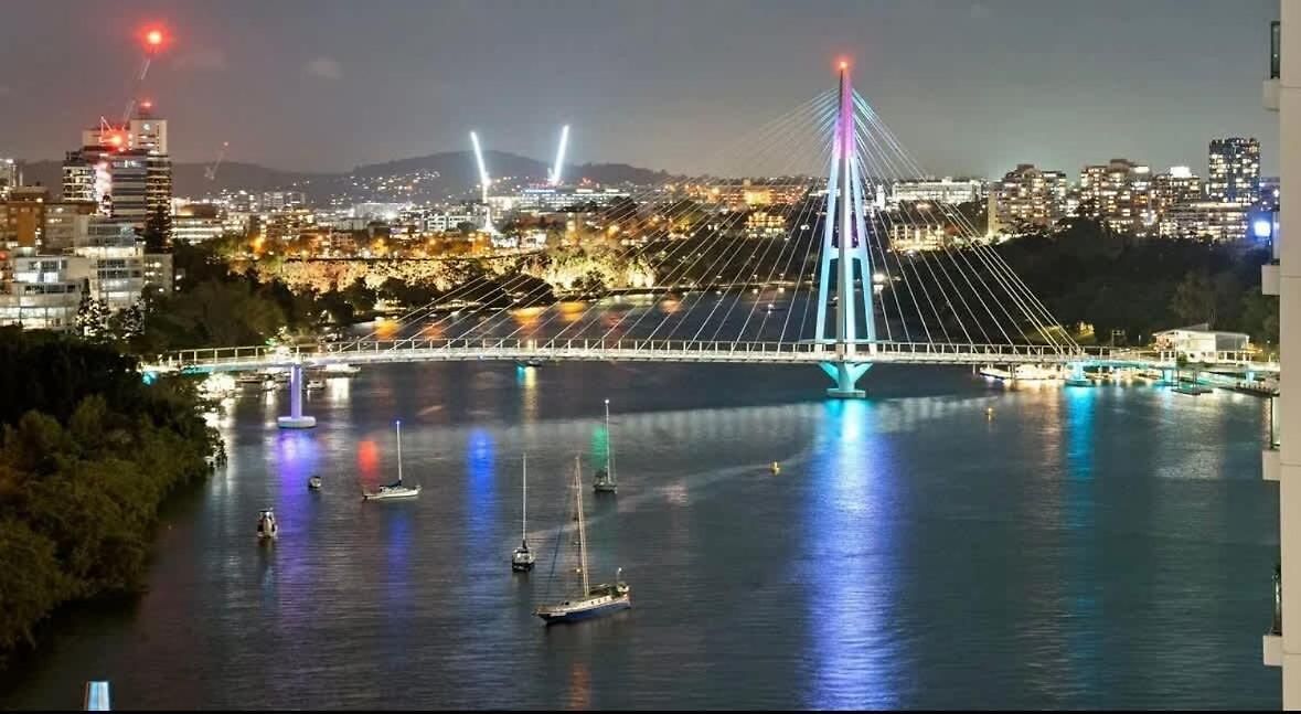 Skyline Escape - 3 Bedroom With River Views Brisbane