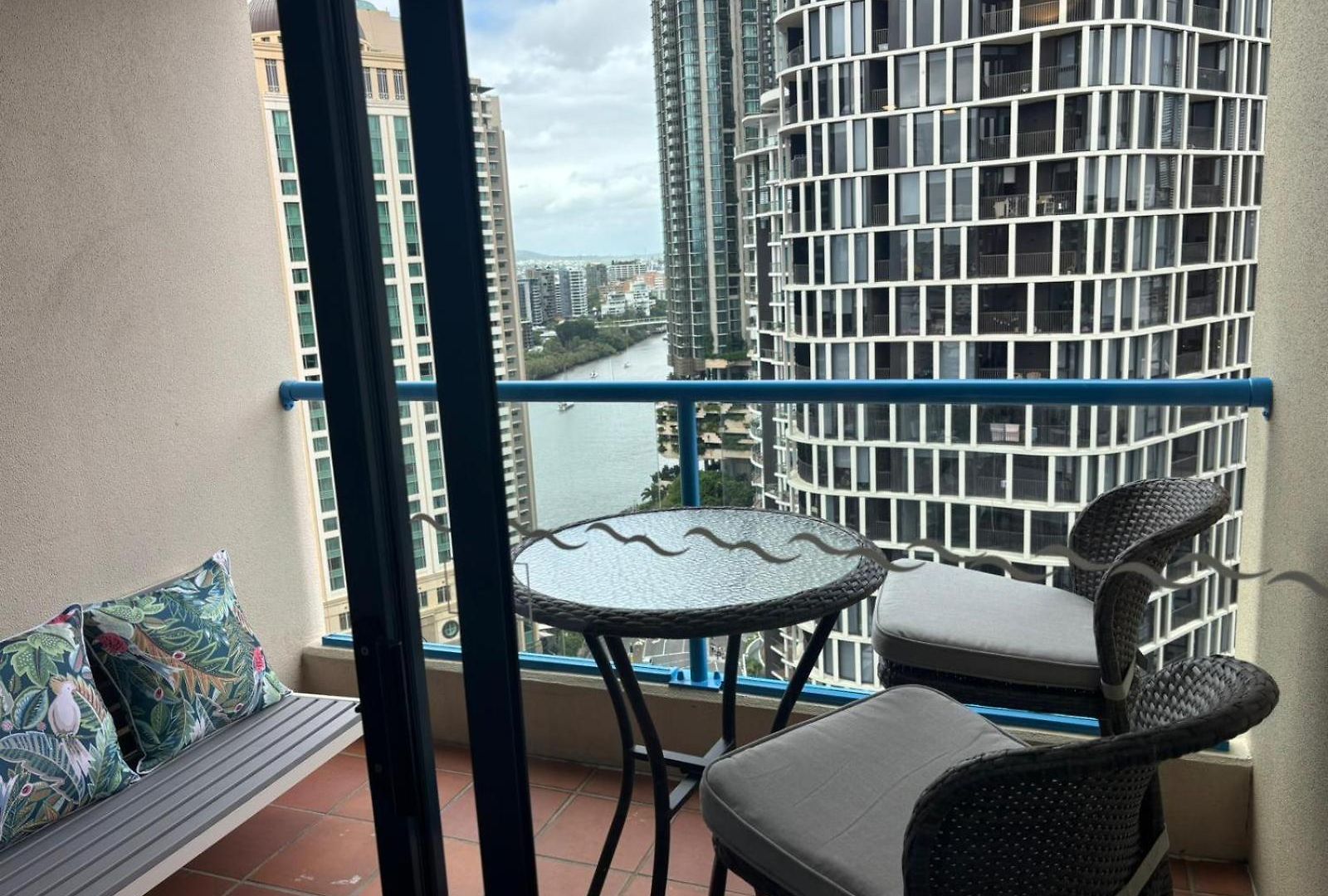 Apartment Inviting Family 2br | Cbd | Pool & Gym