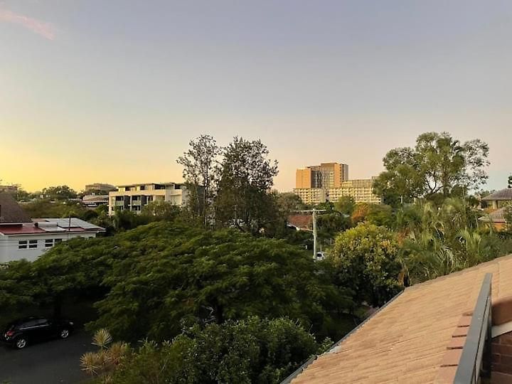 Breezy Entire 2 Bedroom Unit Floor Next To Uq Apartment *