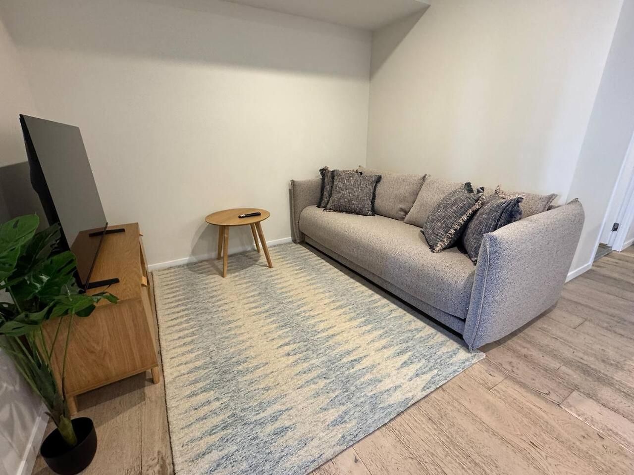 27fl River & Views + Balcony, Pool & Parking -