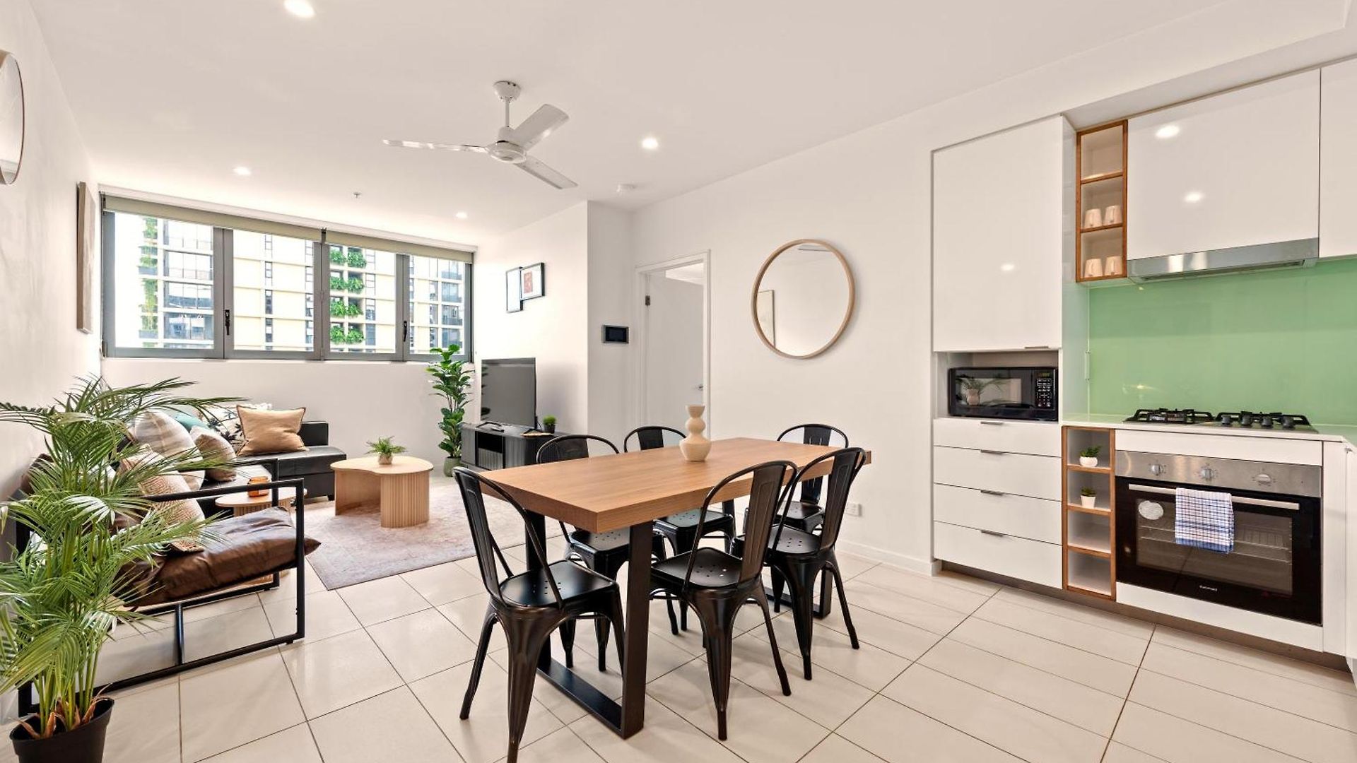 The Plaza |2 Bed • Bright & Comfy • Pool • Parking *