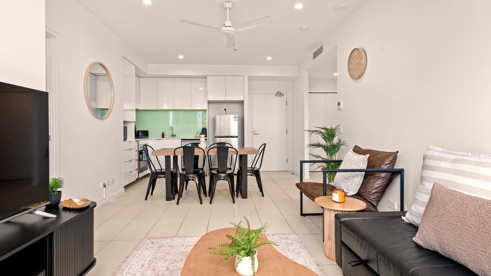 Apartment The Plaza |2 Bed • Bright & Comfy • Pool • Parking