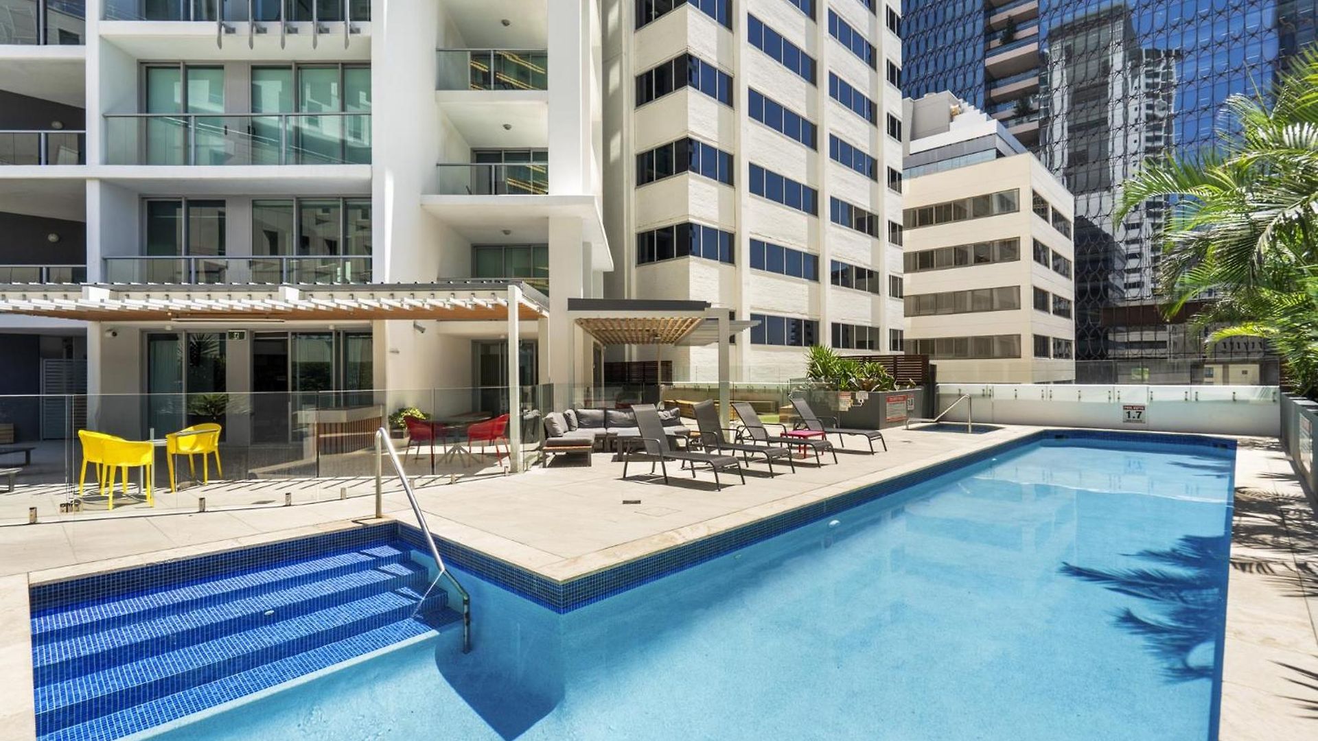 Retreat With Private Balcony Apartment *