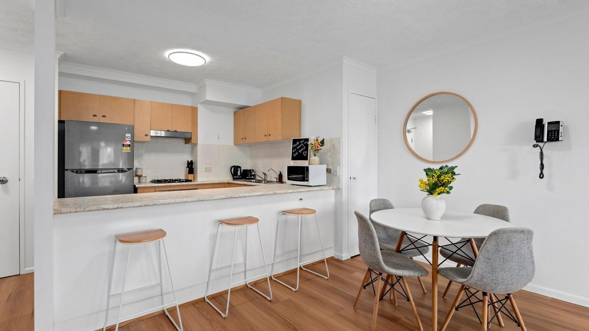 Apartment 2br With Views, Balcony & Car Park *
