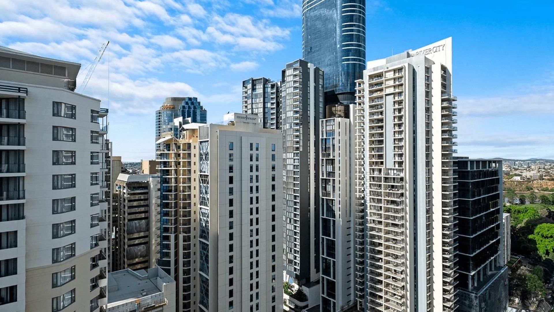 Apartment Centre With Awesome Views! *