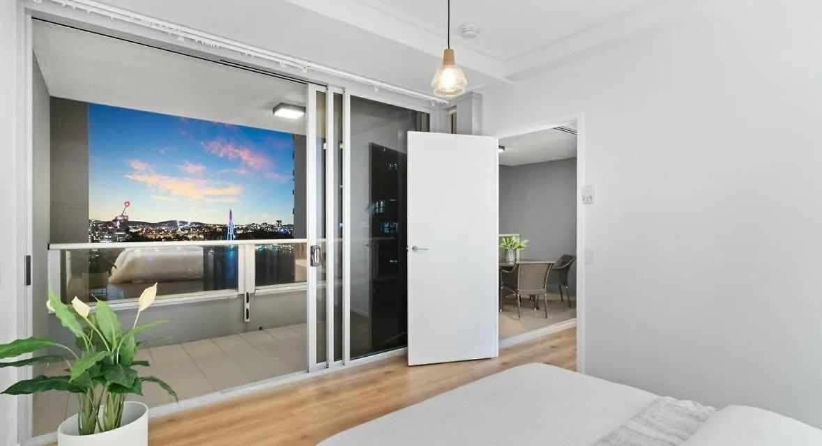 Apartment Skyline Escape - 3 Bedroom With River Views *