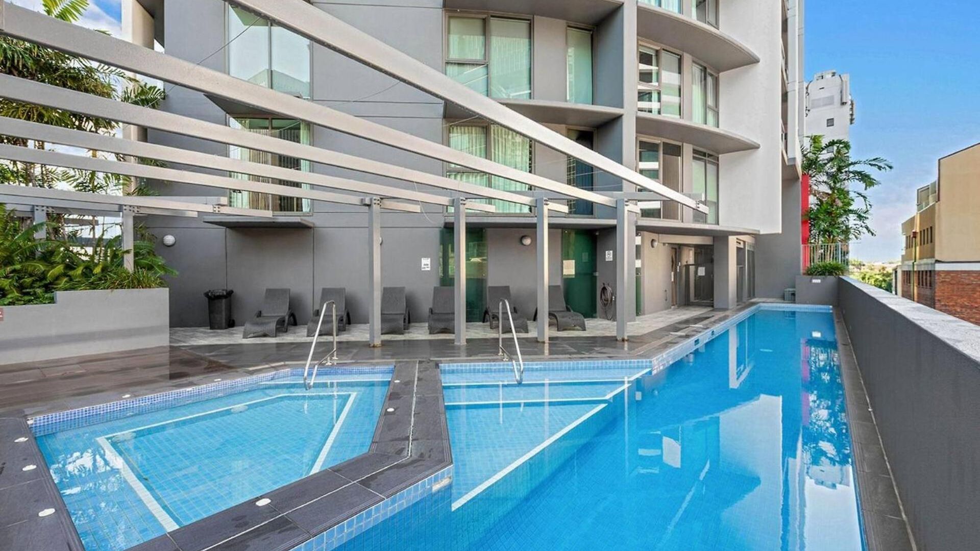 Bridge Views - Sleeps 8 - Cbd - Pool, Gym & Parking Apartment