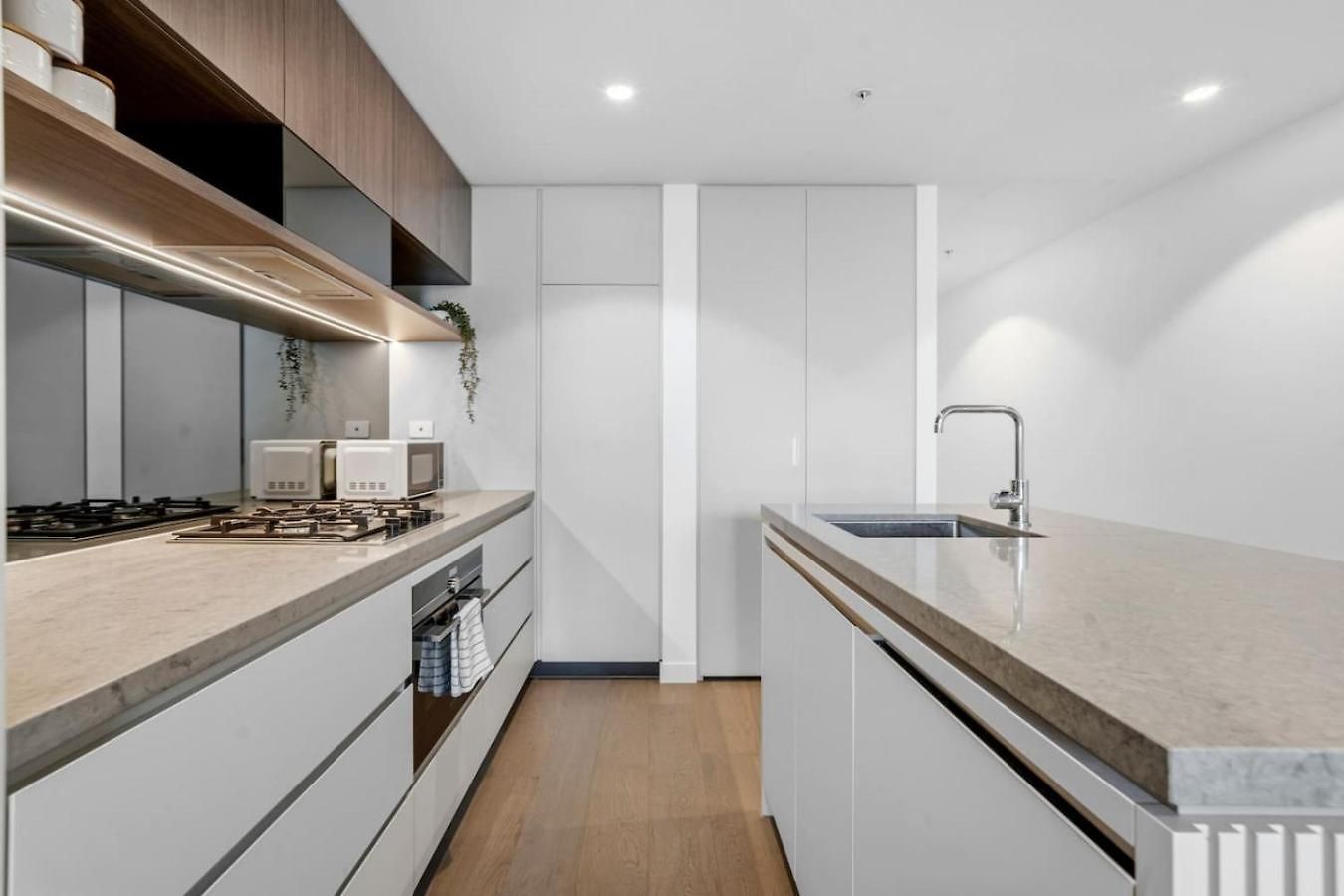 Level 43 Sweeping Skyline Luxury Designer 1br