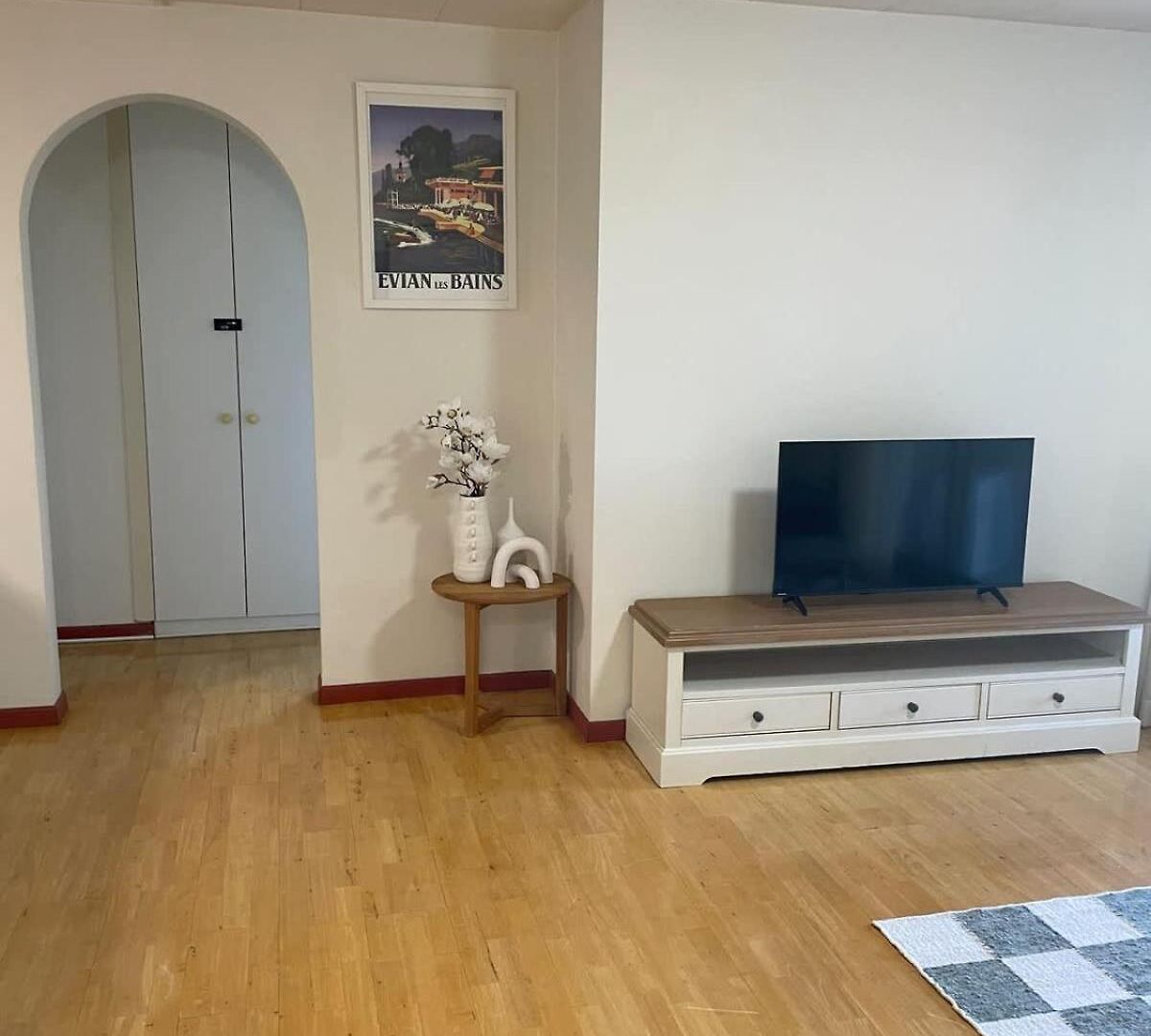 Large 2 Bed 2 Bath 1 Park Inner Location
