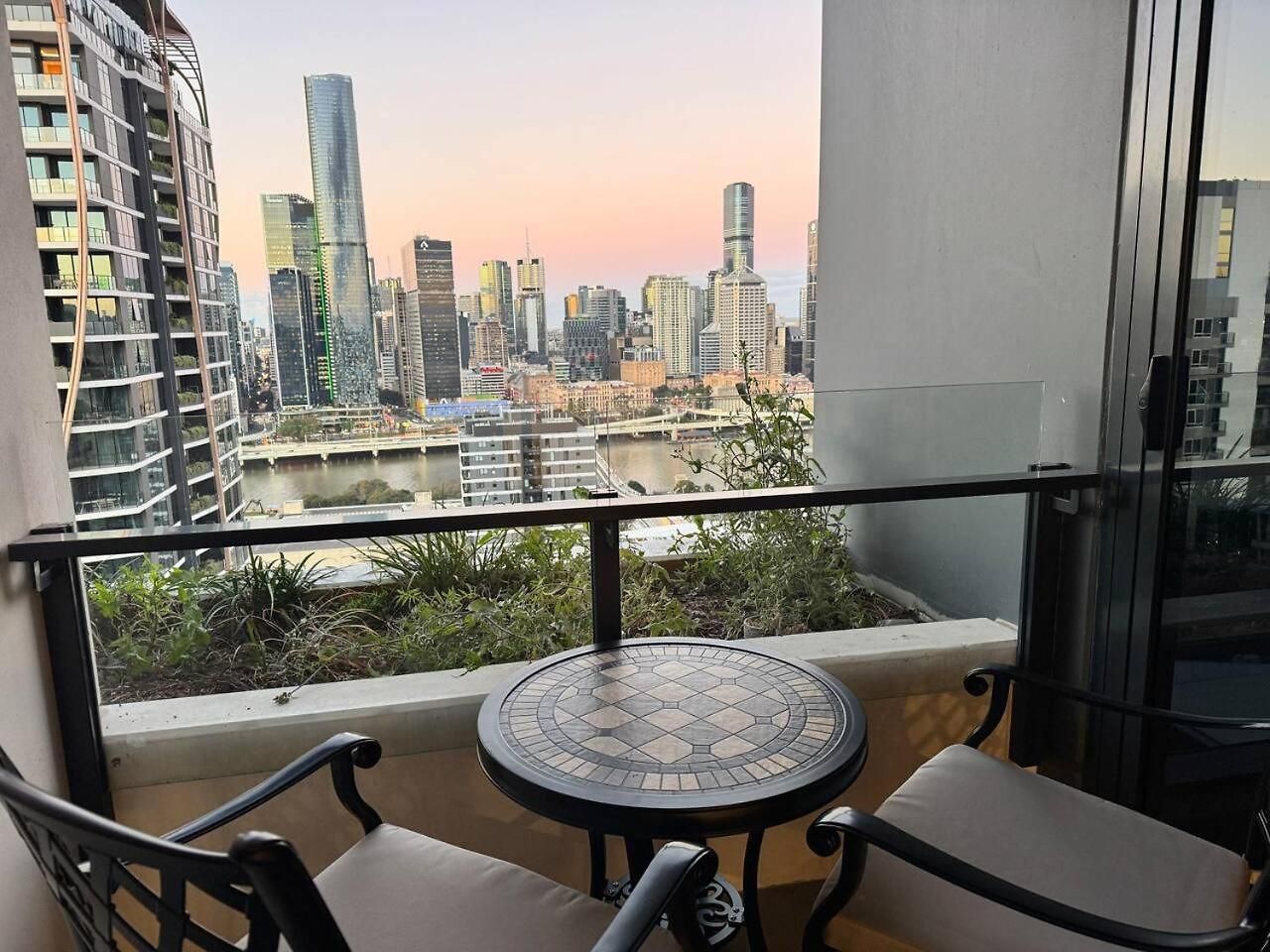 27fl River & Views + Balcony, Pool & Parking - Brisbane