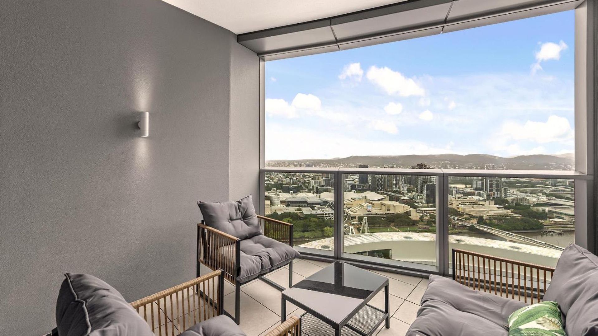 Queen's Wharf | River Views, Pool & Free Parking *