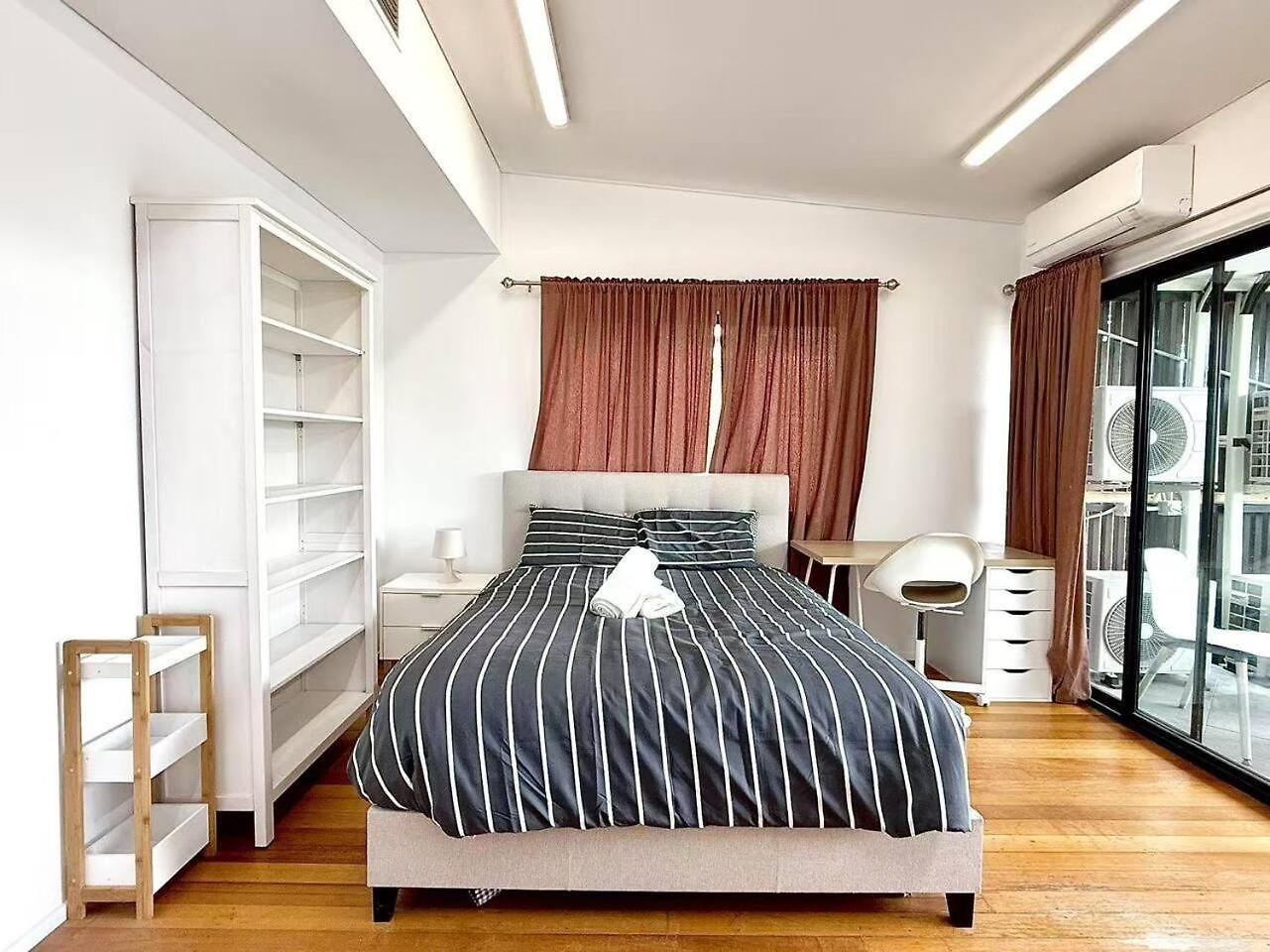 5 Bedrooms, 10 Guests - Family & Group Getaway Apartment *
