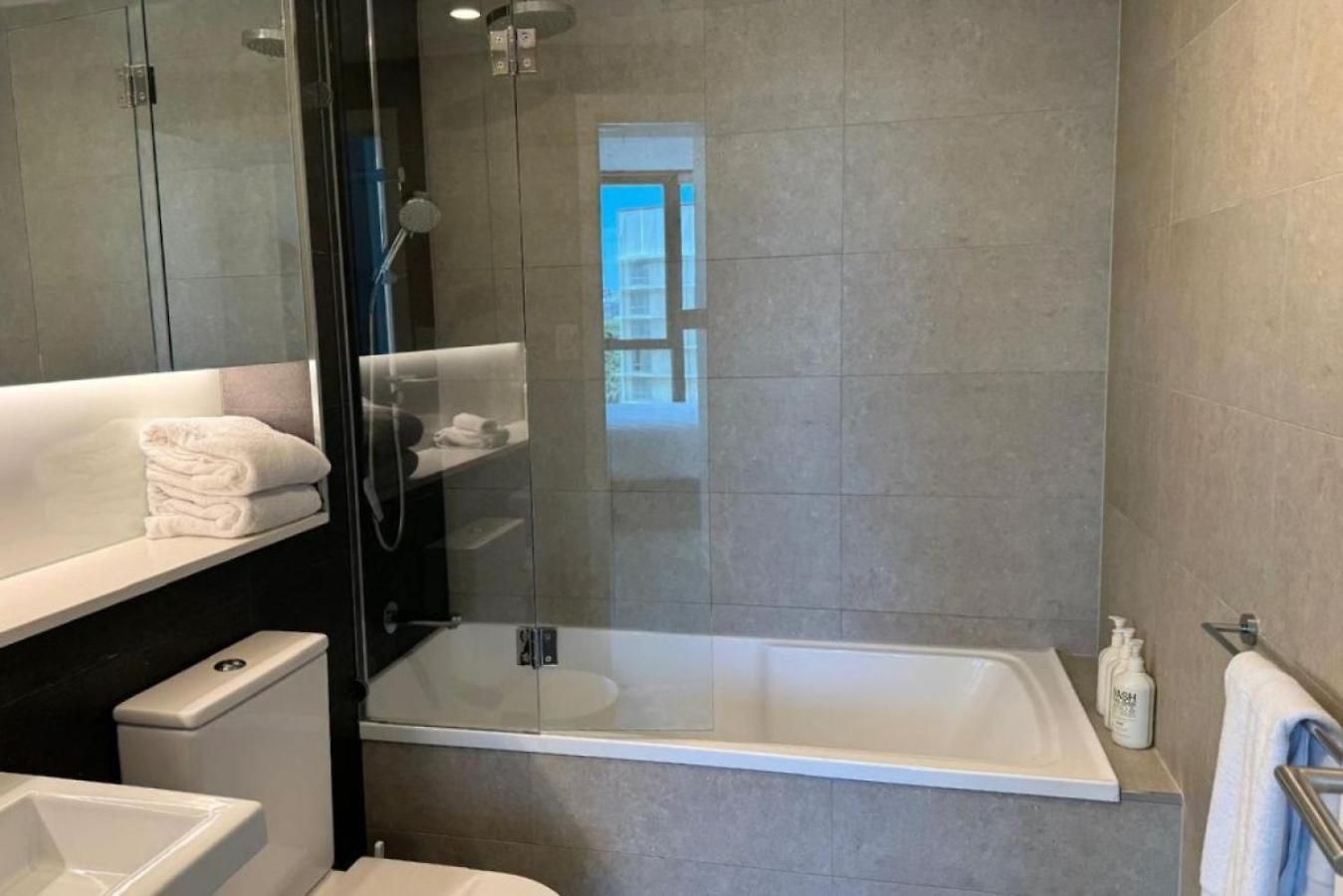 Spacious 2 Bedroom In The Heart Of Cbd * Brisbane