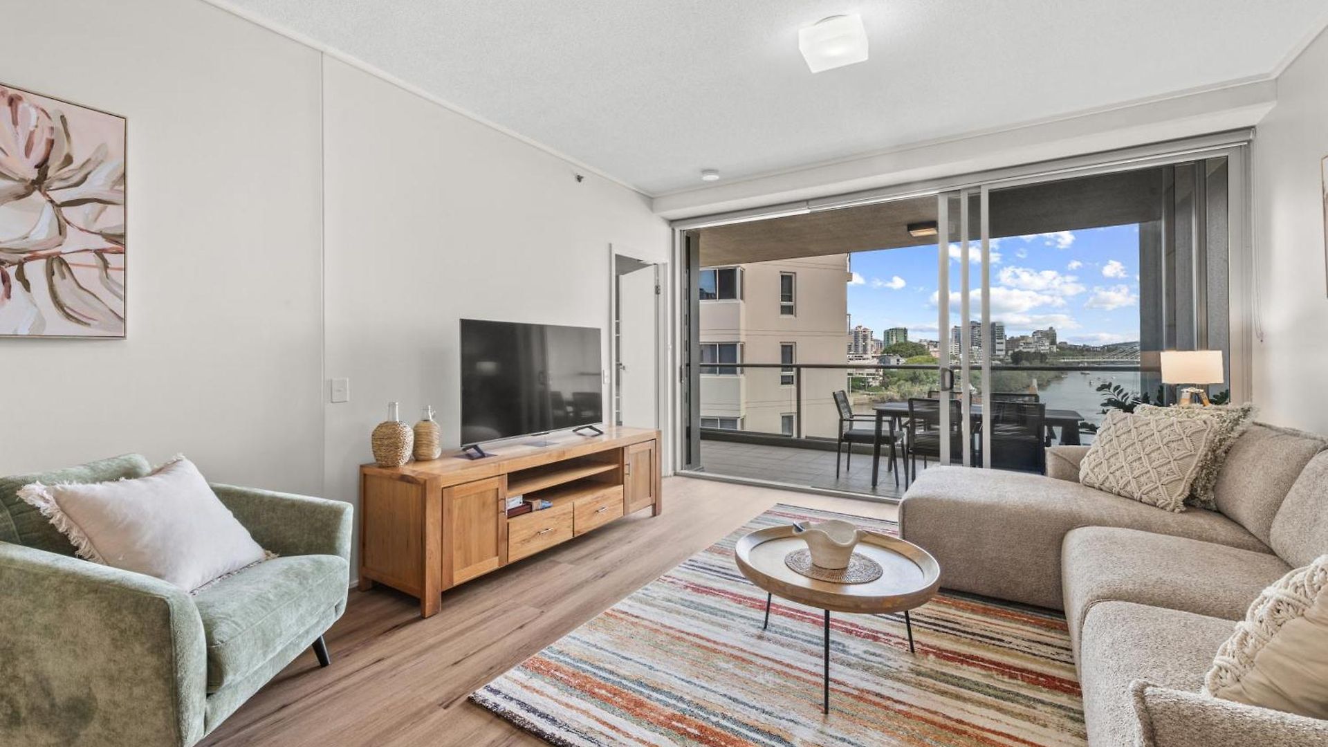 Quay West Apartment *