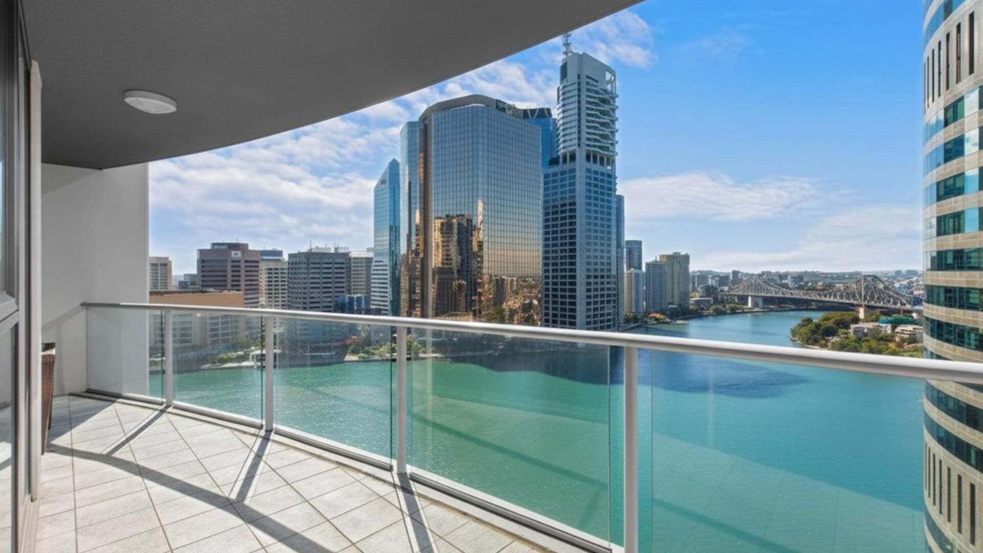 Bridge Views - Sleeps 8 - Cbd - Pool, Gym & Parking Apartment