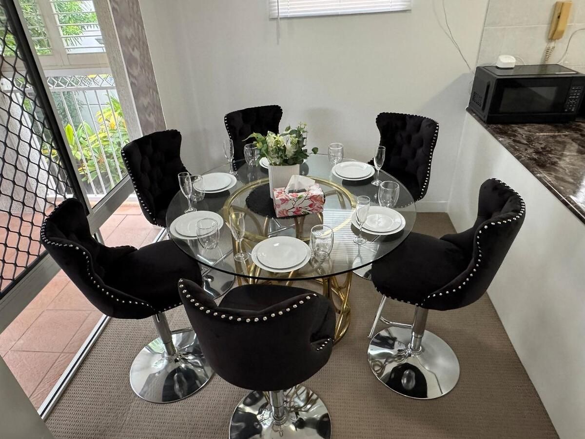 Russell Place Spacious 2br Balcony&garag Apartment *