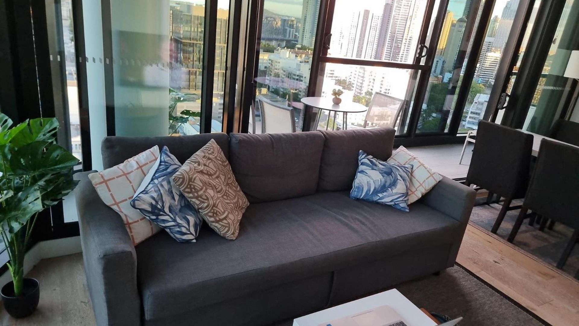 Skyline In Fortitude Valley Apartment