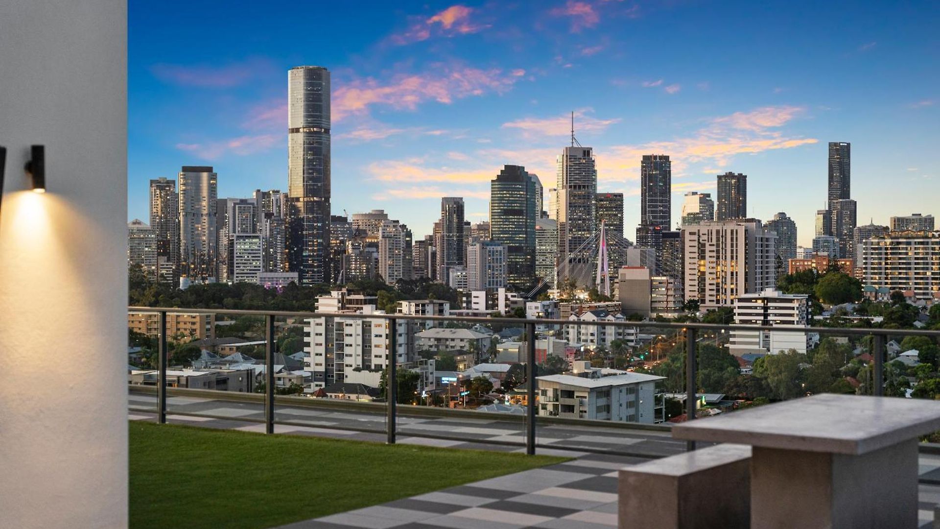 12th Floor Stadium View -2br-free Parking-cbd *