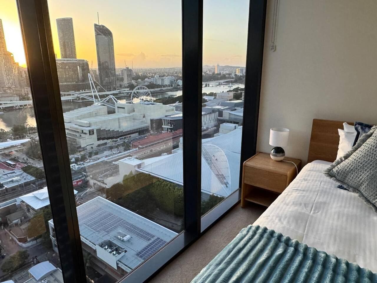 27fl River & Views + Balcony, Pool & Parking - Apartment