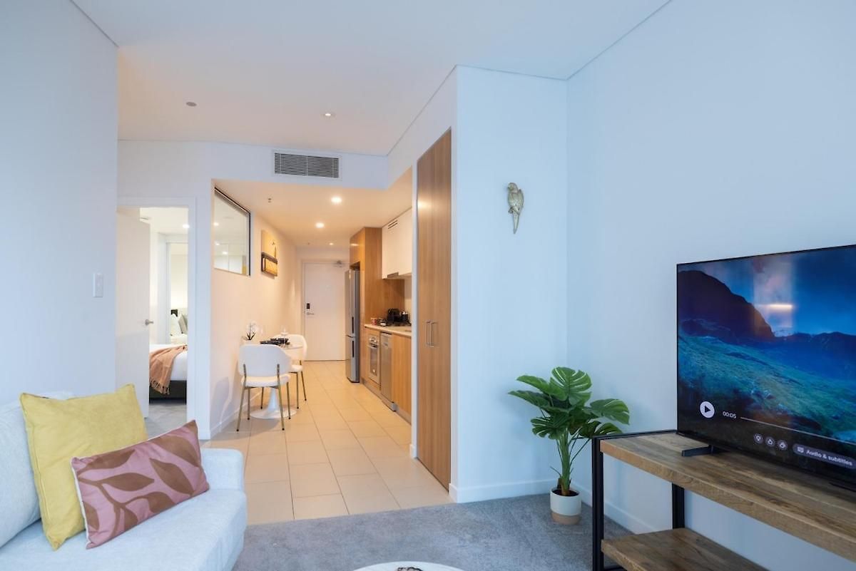 Stylish Skytower Cbd Getaway - Skyline Pool, Gym, Fast Wi-fi, River Walk, Botanical Gardens