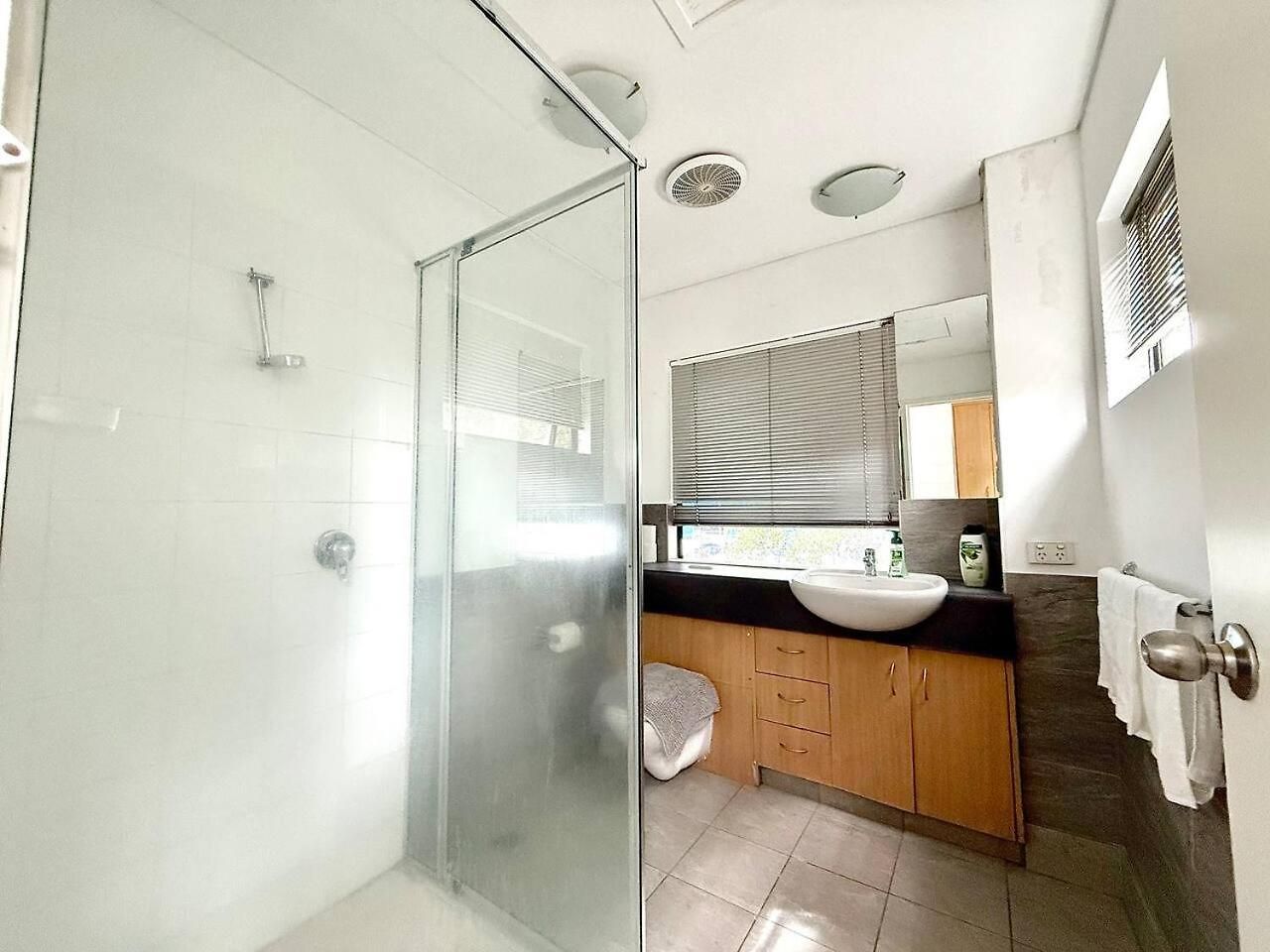Apartment 5 Bedrooms, 10 Guests - Family & Group Getaway Brisbane