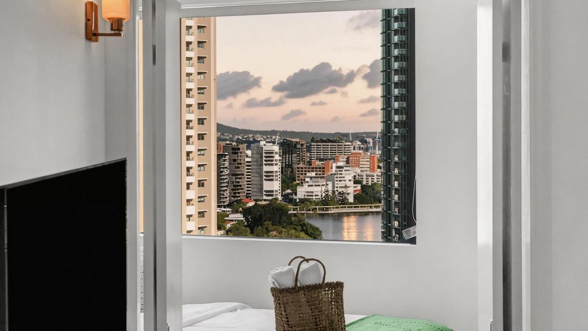 Inviting Family 2br | Cbd | Pool & Gym Apartment