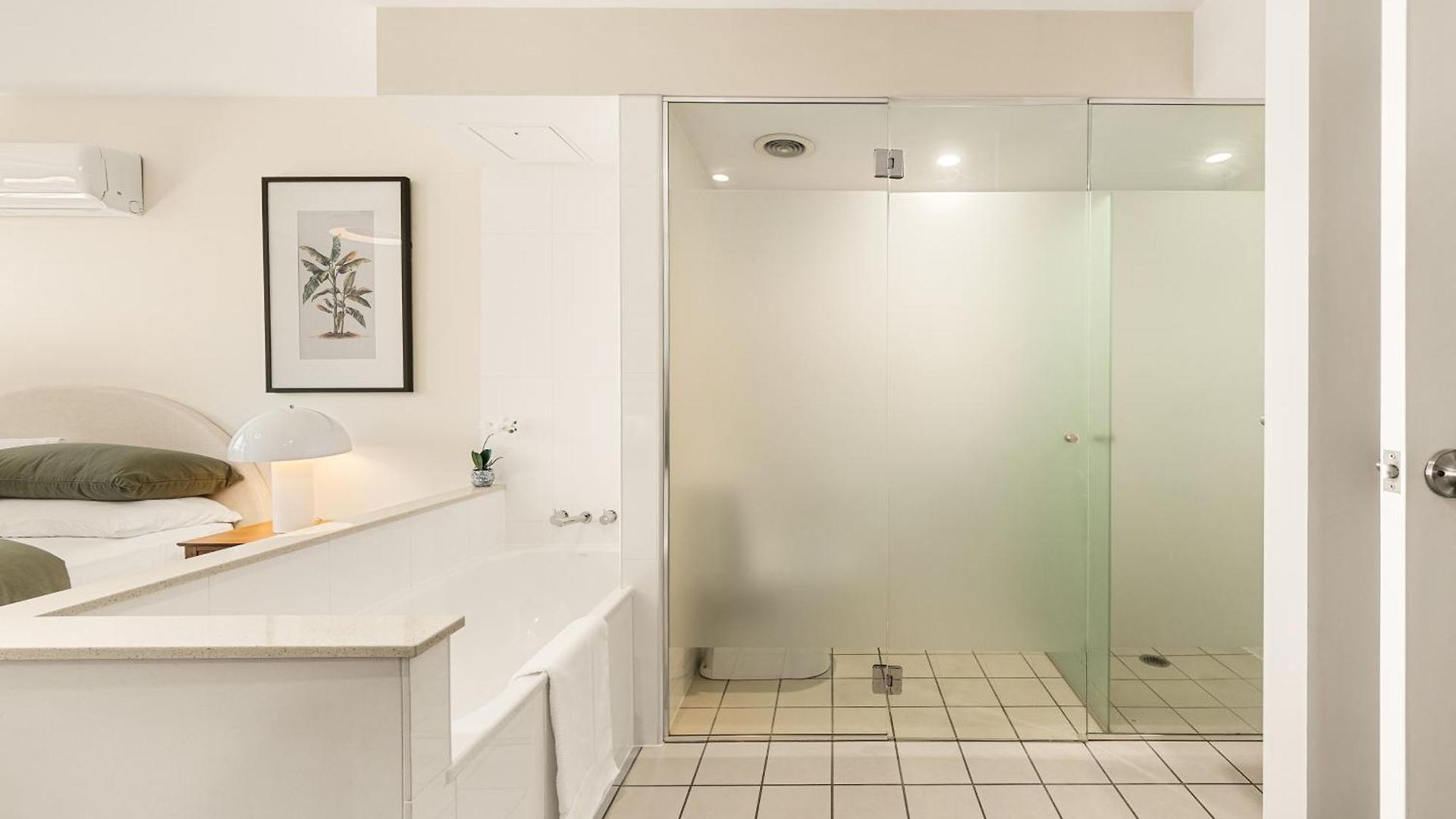 Riverside Living - Walk To Suncorp Stadium Apartment *