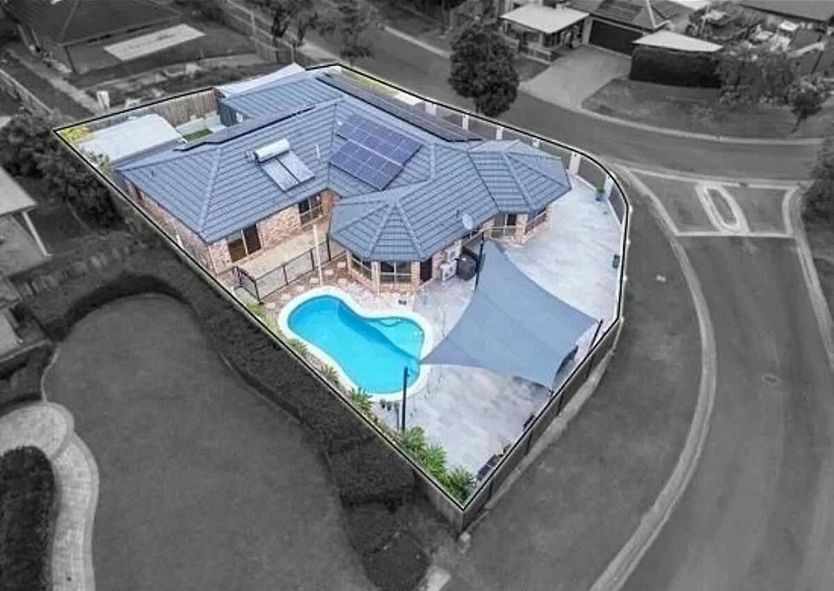 Full Ac 3br With Pool & 3 Parking Spot *