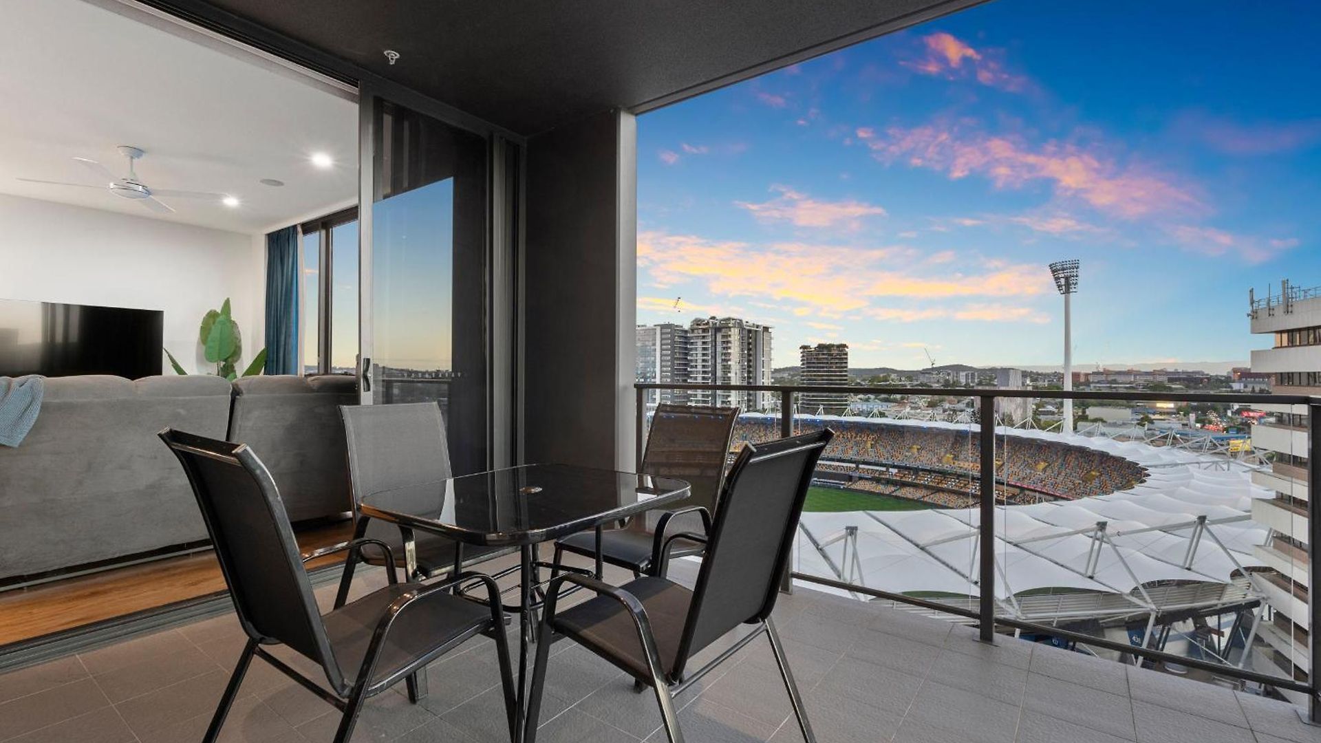 12th Floor Stadium View -2br-free Parking-cbd Apartment
