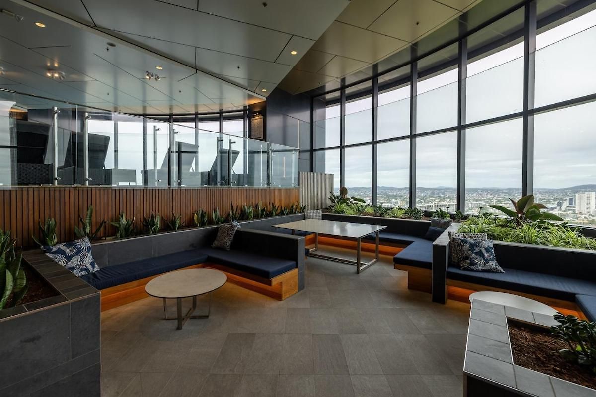 Stylish Skytower Cbd Getaway - Skyline Pool, Gym, Fast Wi-fi, River Walk, Botanical Gardens Apartment Brisbane