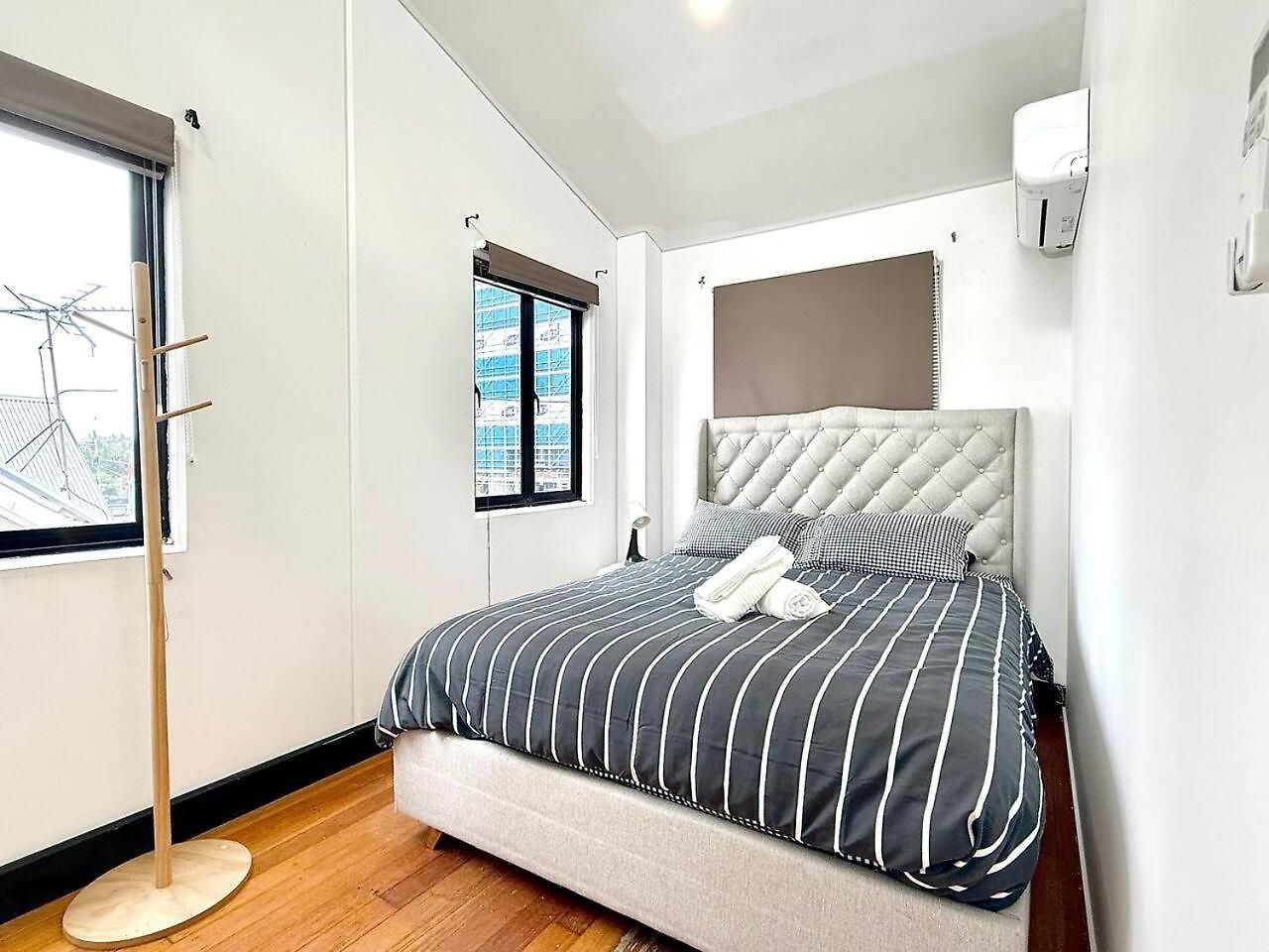 5 Bedrooms, 10 Guests - Family & Group Getaway Apartment
