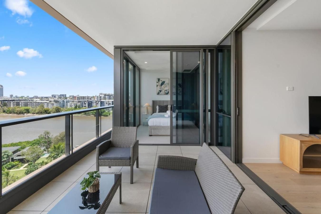 Modern 2br On Coronation Drive, Toowong * Brisbane